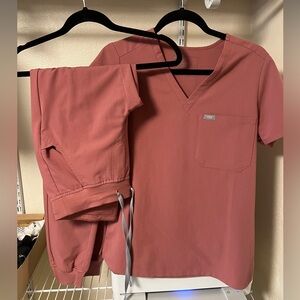 Figs scrub set, Mauve, Catarina top S, Zamora Bottom XS tall